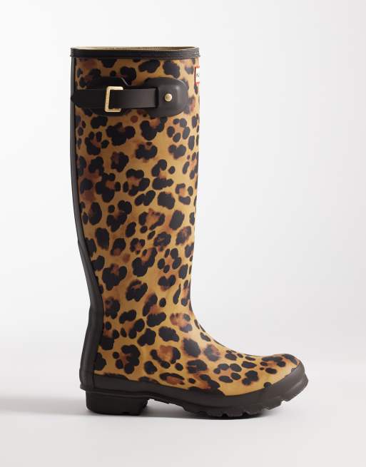 Hunter Original tall wellington boot in leopard print, 2 of 5