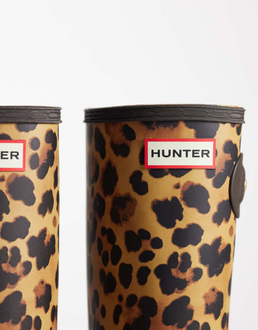 Hunter Original tall wellington boot in leopard print, 3 of 5