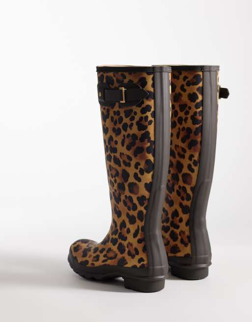 Hunter Original tall wellington boot in leopard print, 4 of 5