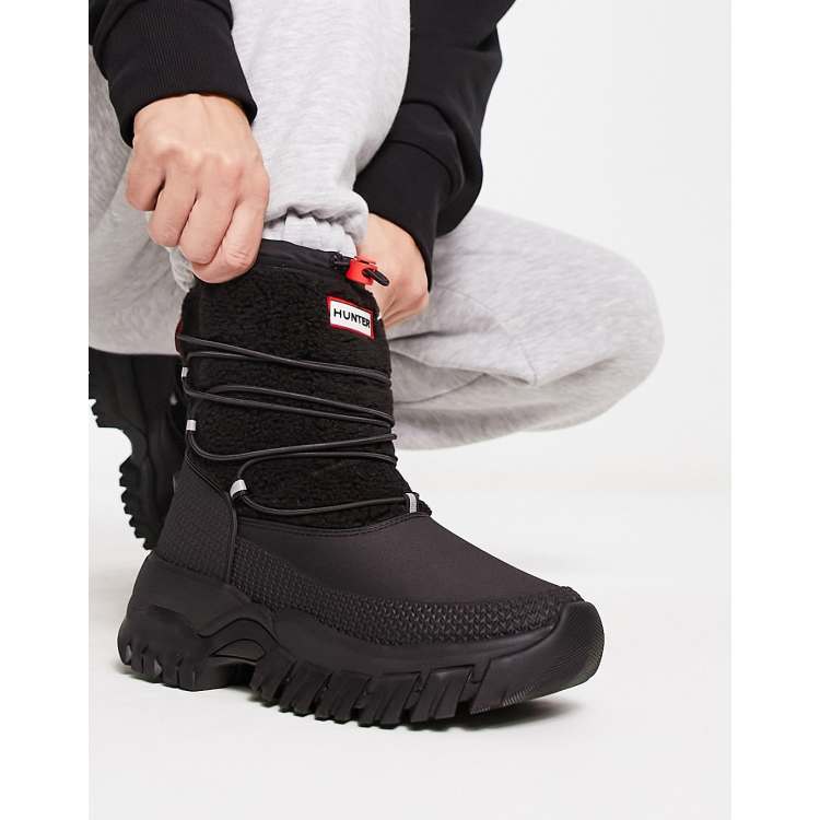 Hunter original wanderer short sherpa snow boot in black | ASOS