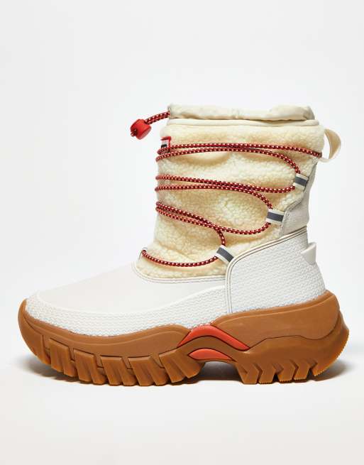 Hunter Original wanderer short sherpa snow boot in white | ASOS