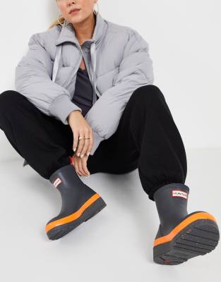 Hunter u2013 Play u2013 Svarta och orange gummistövlar i kort modell med spräcklig  sula