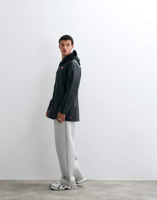 Hunter Raincoat in black , 3 of 5