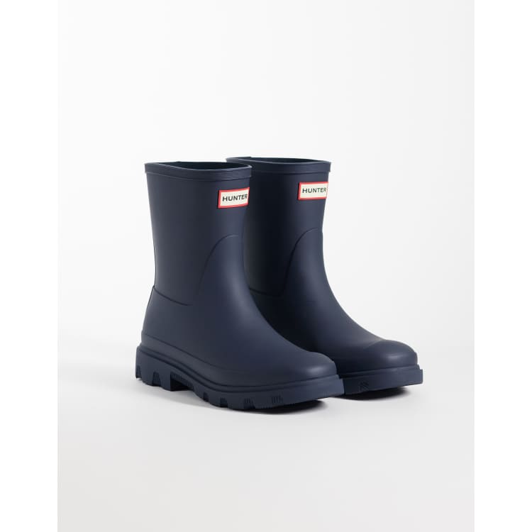 Hunter Unisex Downpour short wellington boots in navy | ASOS