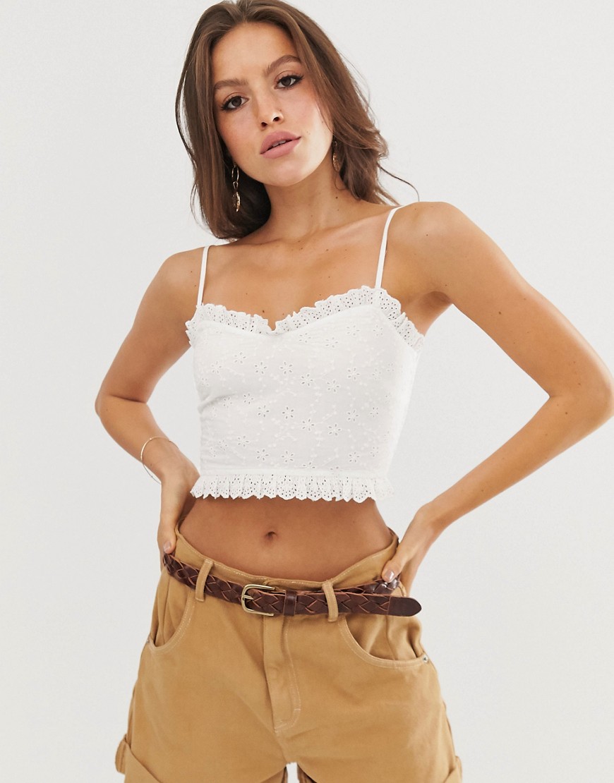 Hvid cropped camisole i broderie anglaise fra Stradivarius