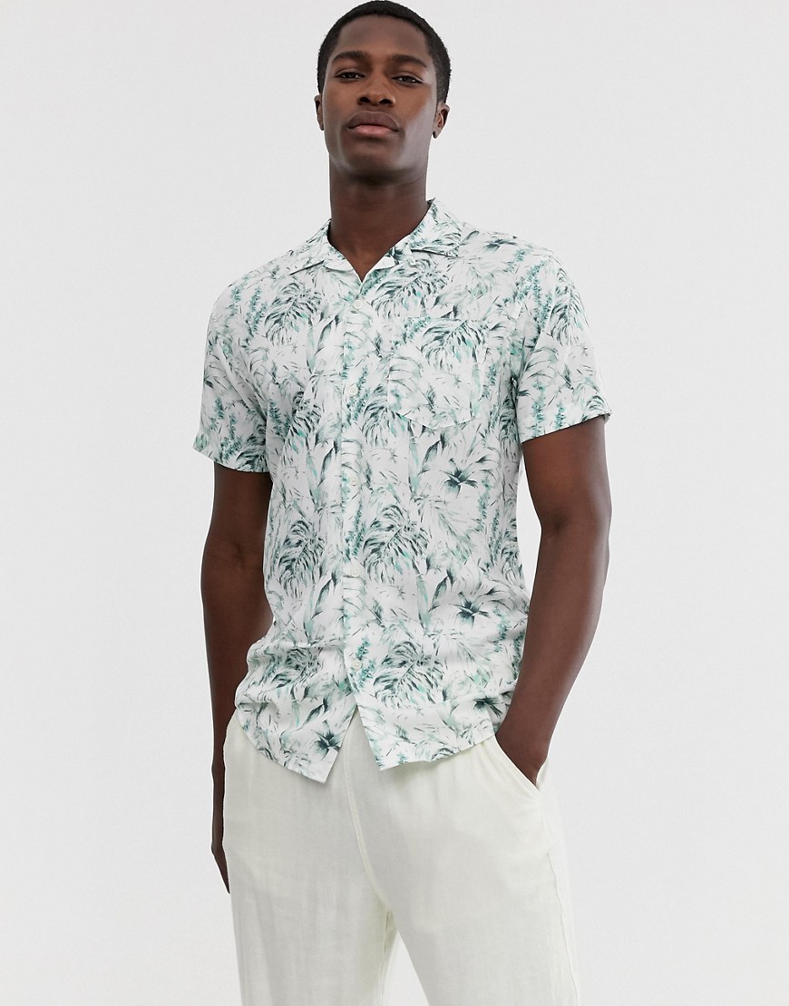 Hvid kortærmet skjorte i grafisk blomsterprint med reverskrave fra Selected Homme