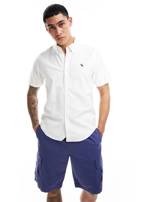 Hvid oxford-skjorte med korte ærmer og ikonisk logo fra Abercrombie & Fitch