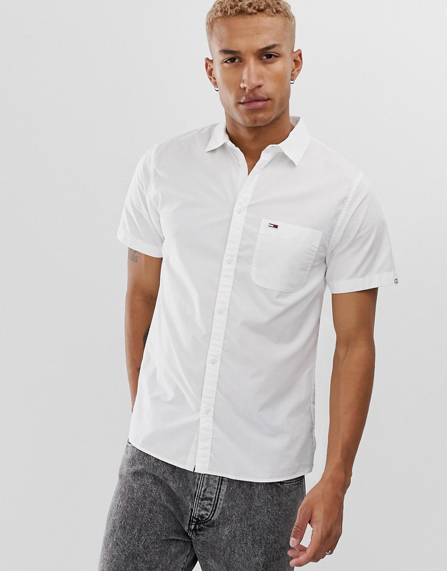 Hvid poplin-skjorte med korte ærmer og piqué logo fra Tommy Jeans