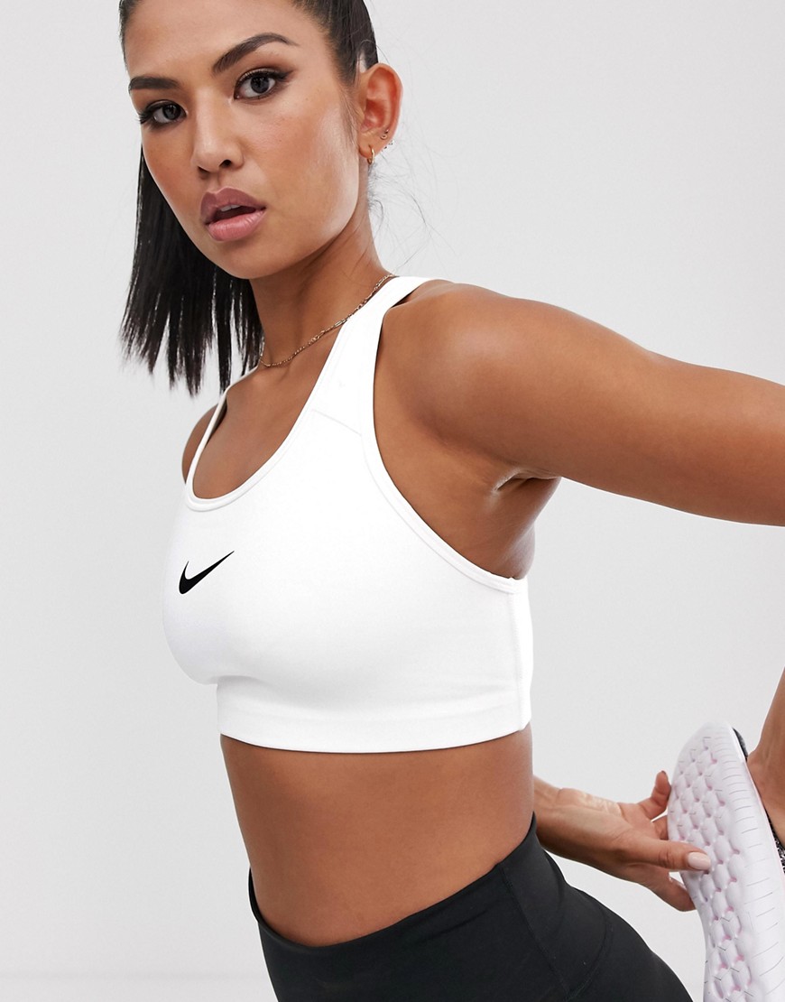 Hvid sports-bh med Swoosh logo og medium støtte fra Nike