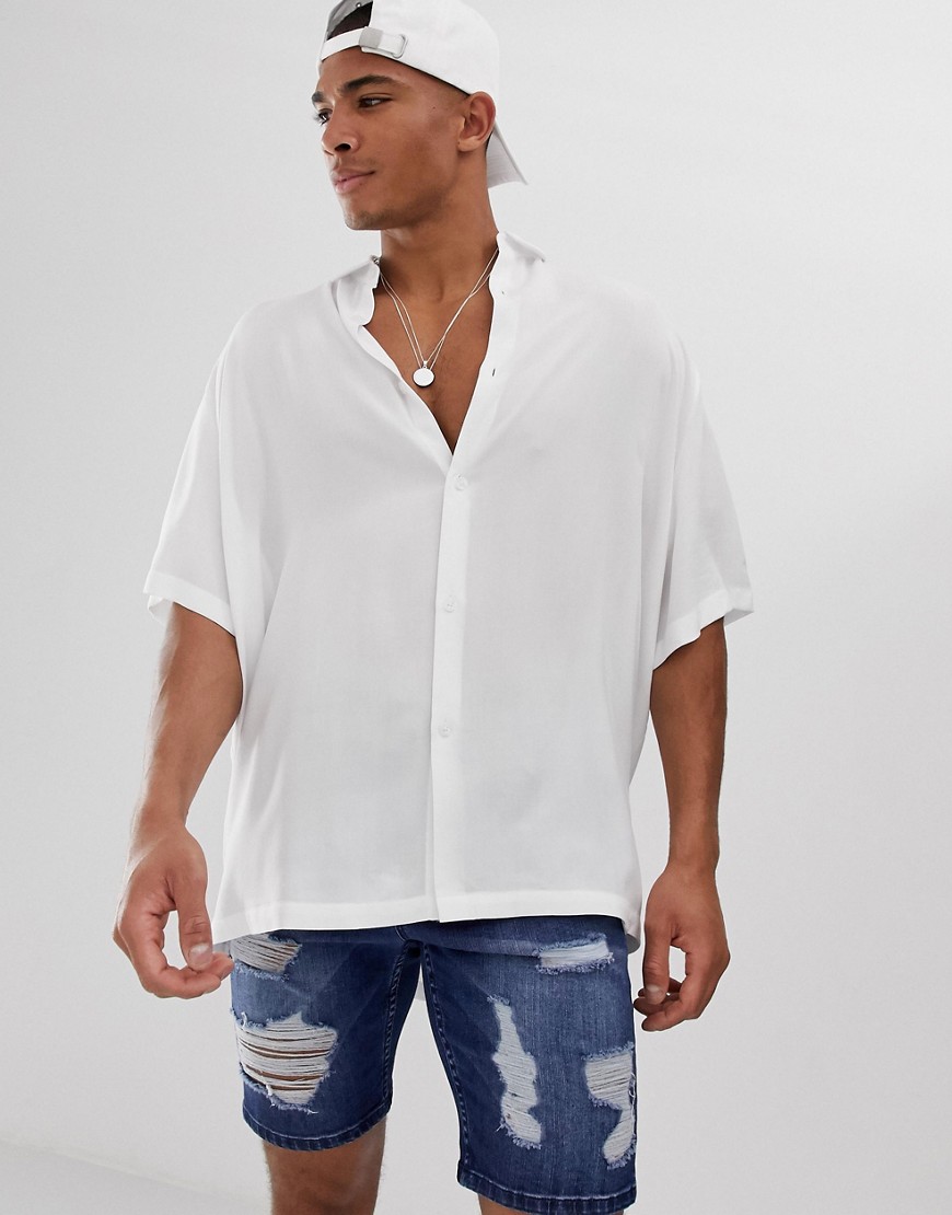 Hvid super oversized viskoseskjorte med reverskrave fra ASOS DESIGN-Sort