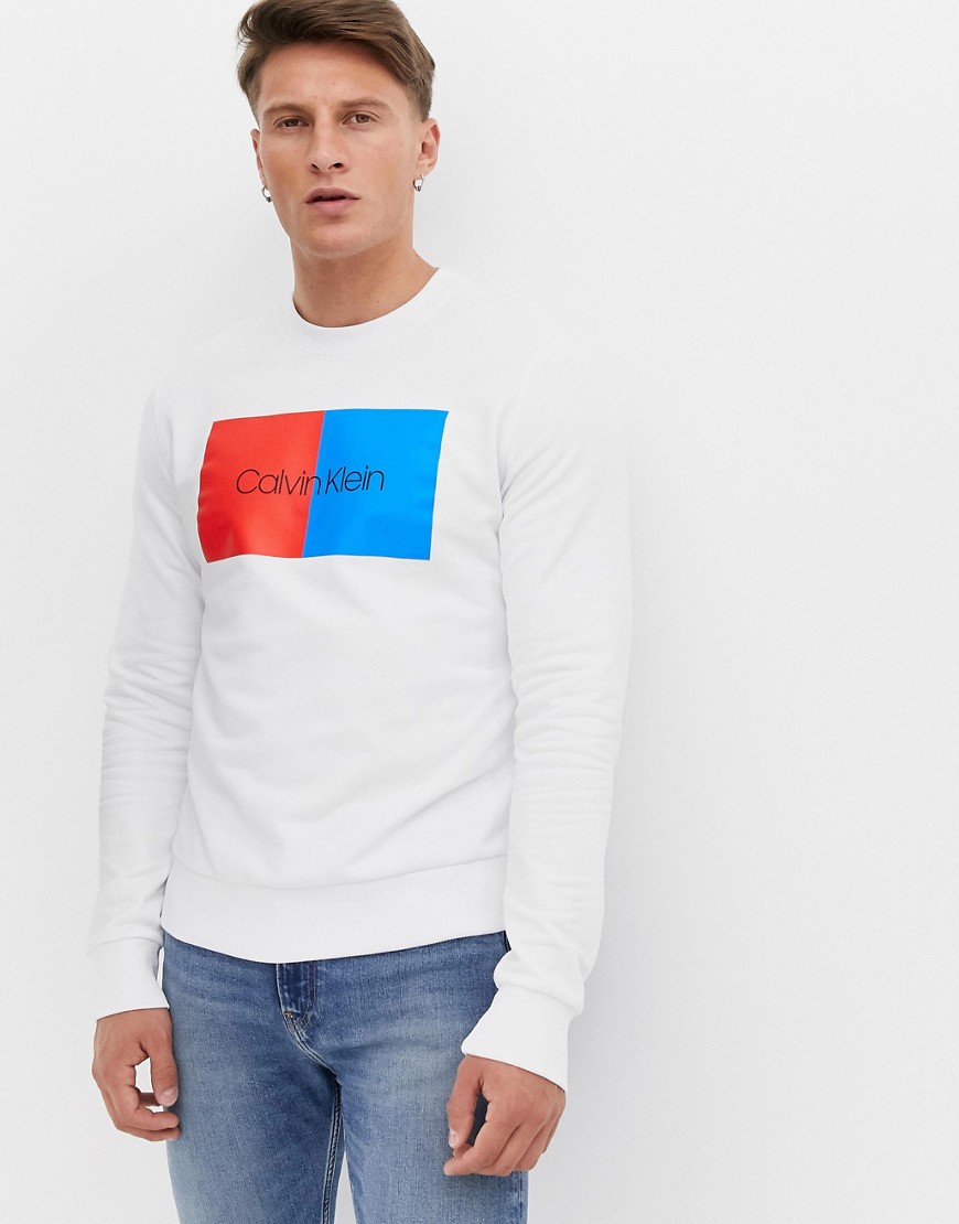Hvid sweatshirt med rund hals, farveblokke og logo fra Calvin Klein