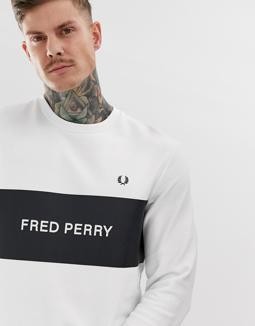 Hvid sweatshirt med rund hals fra Fred Perry
