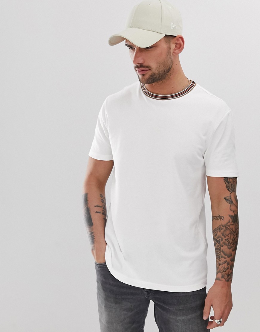 Hvid t-shirt i smal pasform med rund kontrastfarvet hals fra River Island