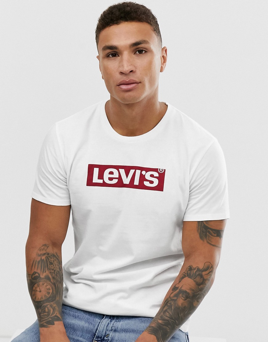 Hvid T-shirt med box-logo fra Levi's