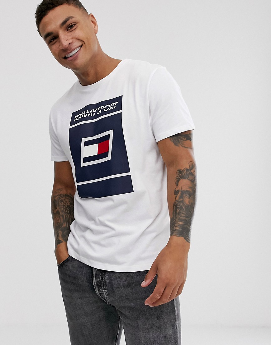 Hvid T-shirt med firkantet logo på brystet fra Tommy Sport