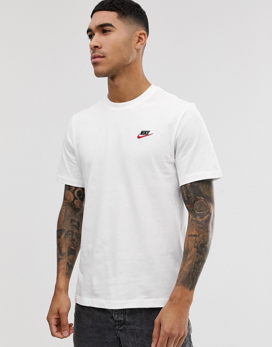 Hvid T-shirt med rødt swoosh-logo fra Nike Club