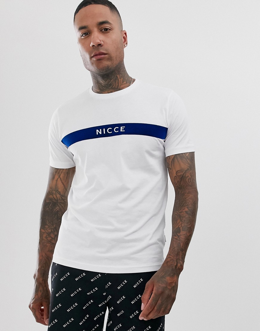 Hvid t-shirt med logo i brystpanel fra Nicce