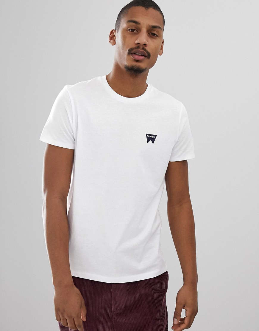 Hvid T-shirt med rund hals og lille logo fra Wrangler