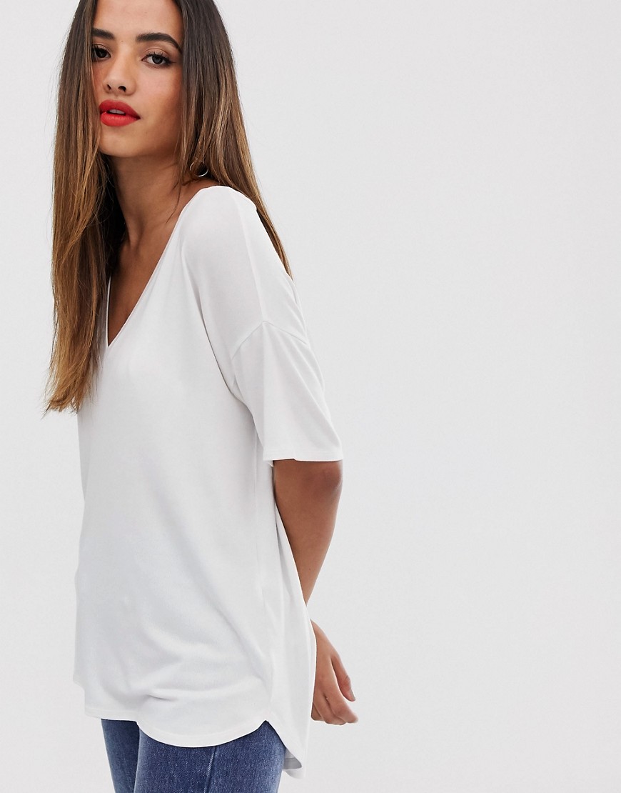 Hvid tekstureret t-shirt i oversized jersey model med V-udskæring fra ASOS DESIGN