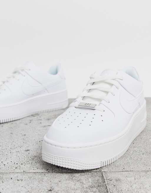 Nike air force 1 2025 sage low dame hvid