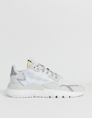 Hvide Nite trænings sneakers fra adidas Originals