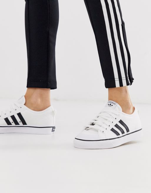 Hvide og sorte Nizza sneakers fra adidas Originals