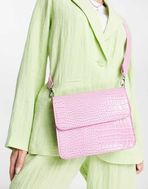 Hvisk – Cayman – Błyszcząca torebka crossbody o fakturze skóry krokodyla w pastelowym fioletowym kolorze