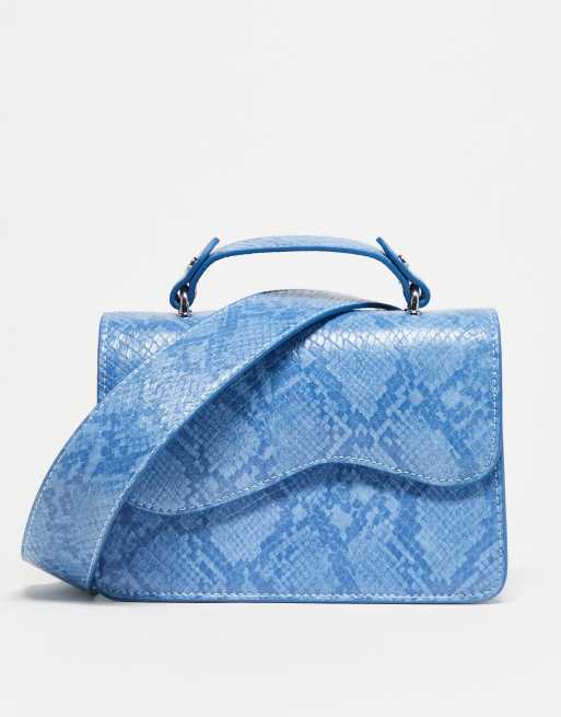 Hvisk – Crane – Torebka crossbody z ozdobną klapą z imitacji skóry w jasnoniebieski wężowy wzór