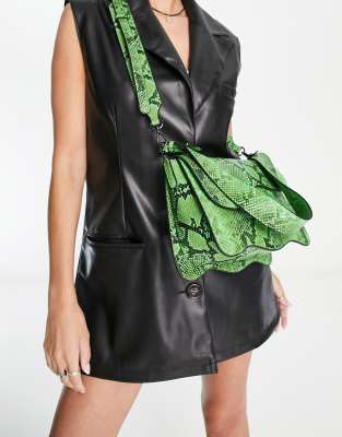 Hvisk - Elude - Borsa a tracolla e da spalla in pelle vegan-friendly pitonata verde con design ondulato