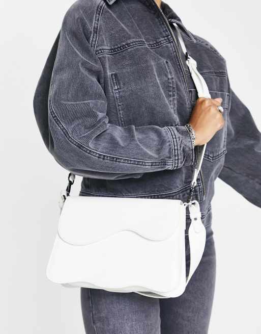 Hvisk – Elude – Schultertasche in durchbrochenem Weiß aus Kunstleder mit Kroko-Effekt und Wellendetail