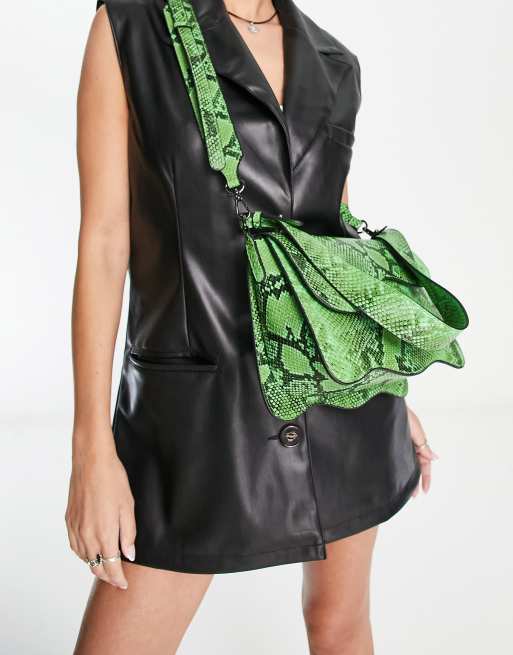 Hvisk - Elude - Vegan vriendelijke crossbody tas van imitatieleer met golvende onderkant en slangenprint in groen
