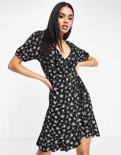 I Saw It First – Czarna kopertowa sukienka mini w kwiaty 
