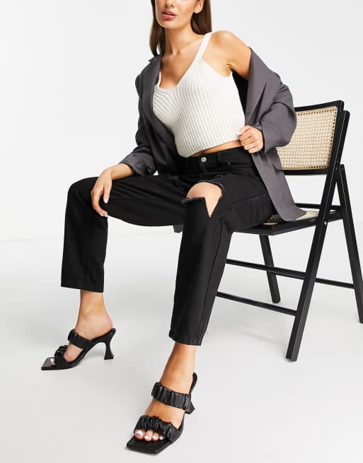 I Saw It First – Czarne jeansy mom fit z rozdarciem na ludzie