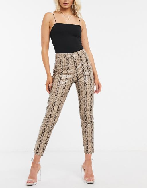 I Saw It First – Enge Kunstlederhose in Taupe mit Schlangenmuster