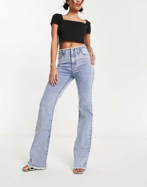 I Saw It First - Flared jeans met halfhoge taille en gerafelde rand in blauw