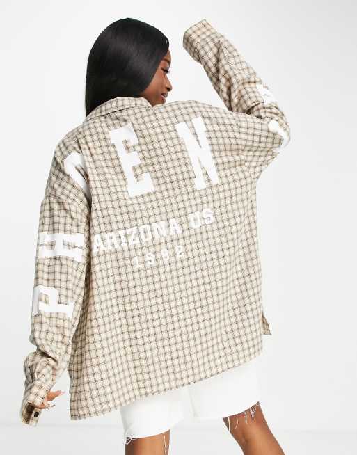 I Saw It First - Geruit boyfriend overhemd met lange mouwen en grafische print in beige