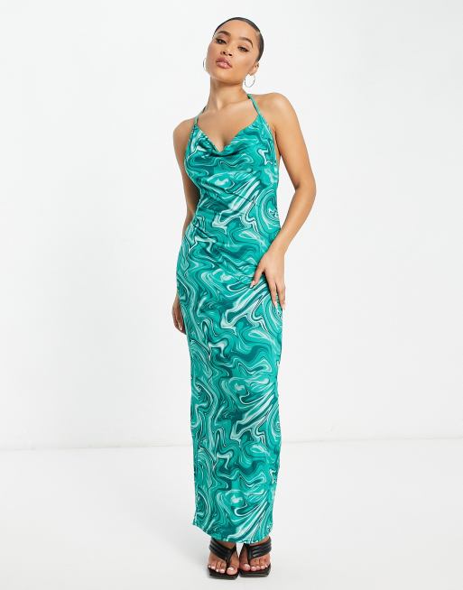 I Saw It First – Geschmeidiges Maxikleid mit Marmor-Wirbelmuster in Grün mit Neckholder und Wasserfallausschnitt