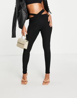 I Saw It First – Leggings in Schwarz mit Zierausschnitt an den Hüften