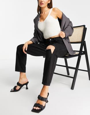 I Saw It First - Mom jeans met scheur bij dijbeen in zwart