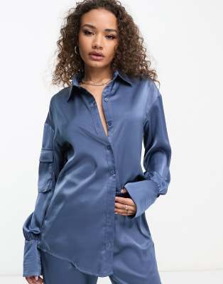 I Saw It First – Niebieska satynowa koszula oversize w stylu utility, część zestawu