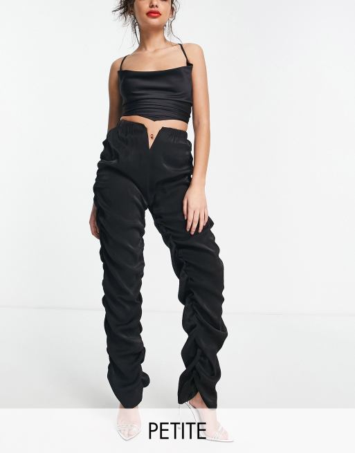 I Saw It First Petite - Pantaloni neri arricciati con davanti a V e apertura a goccia