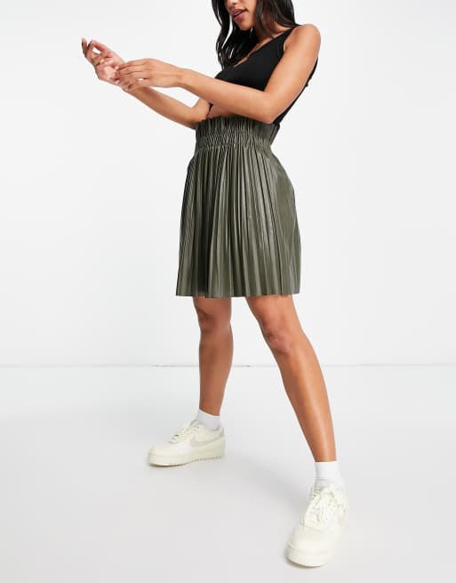 I Saw It First – Plisowana spódnica mini z poliuretanu w kolorze khaki