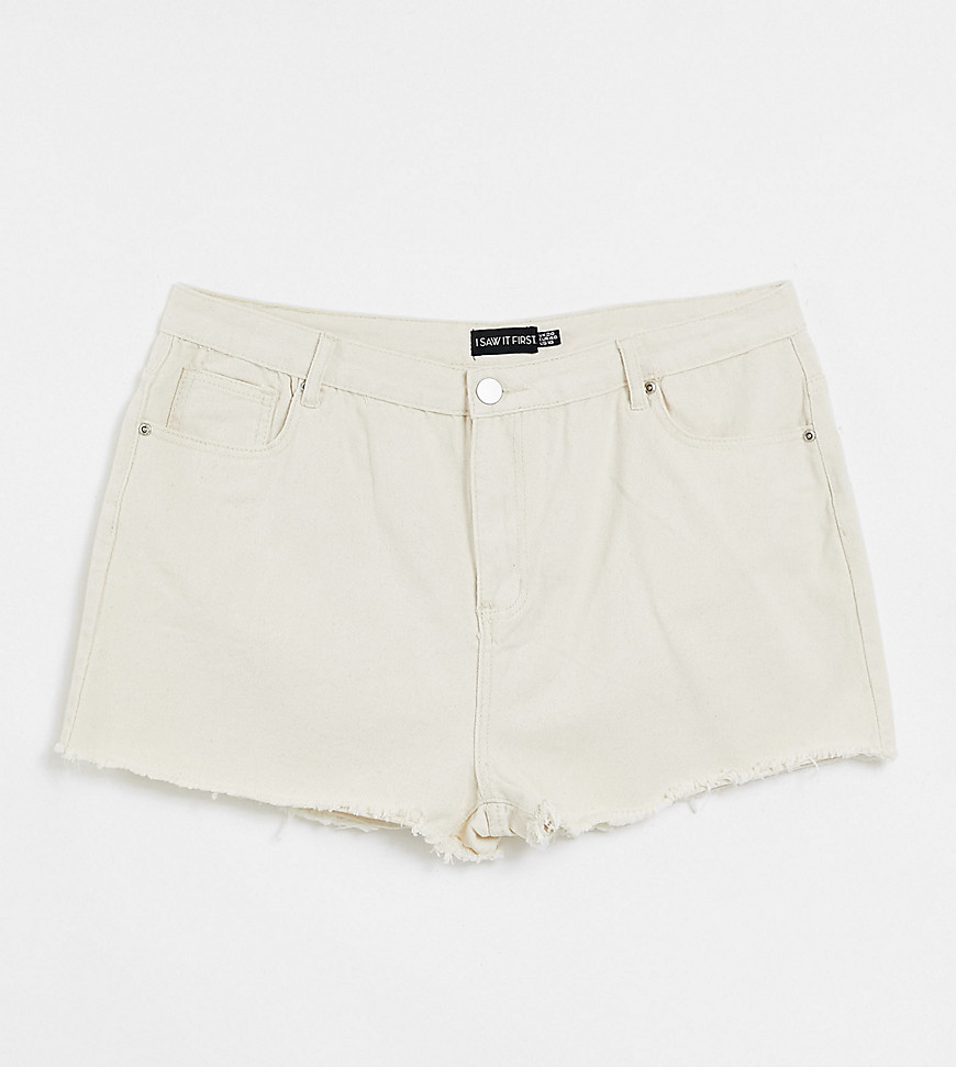 I Saw It First Plus – Ausgefranste Mom-Shorts in Creme mit hohem Bund-Weiß