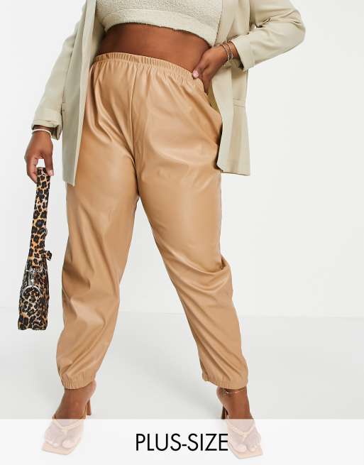 I Saw It First Plus – Hose aus Kunstleder in Camel