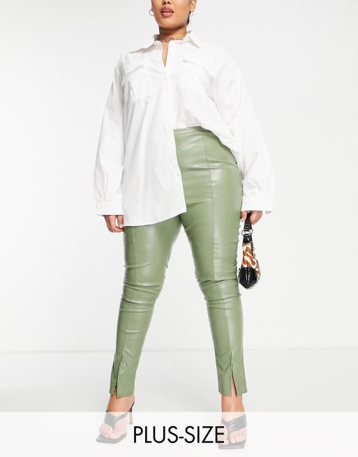 I Saw It First Plus – Hose aus PU-Kunstleder in Salbeigrün mit Saumschlitz vorne