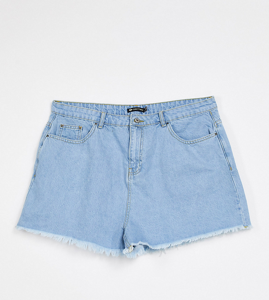 I Saw It First Plus – Mom-Shorts in hellblauer Waschung mit unversäuberten Kanten-Weiß