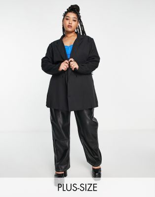 I Saw It First Plus – Svart figursydd kavaj i oversize 