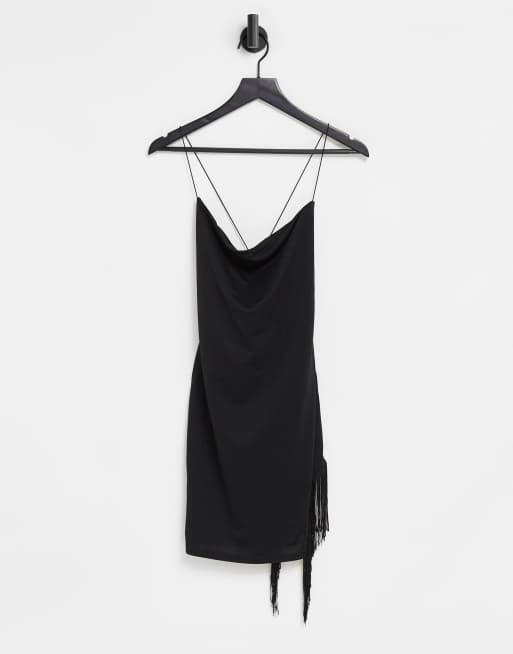 I Saw It First - Sort bodycon-kjole med stropper på ryggen og kvastkant