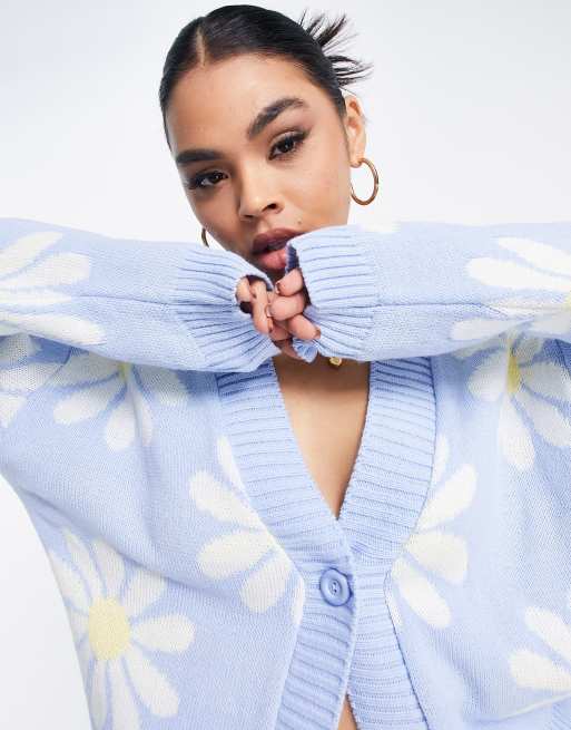 I Saw It First – Strickjacke in Blau mit kurzem Schnitt und Gänseblumen-Design