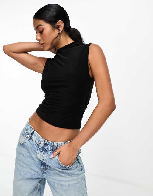 I Saw It First – Svart, ärmlös topp med hög krage och draperad detalj